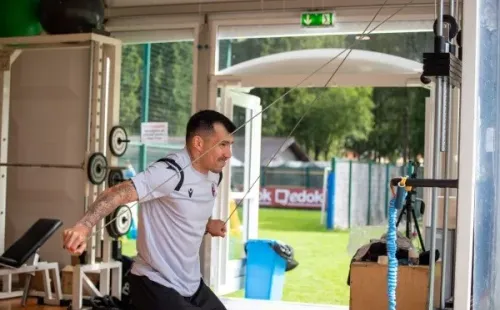 Gary Medel se lesiona en Bologna