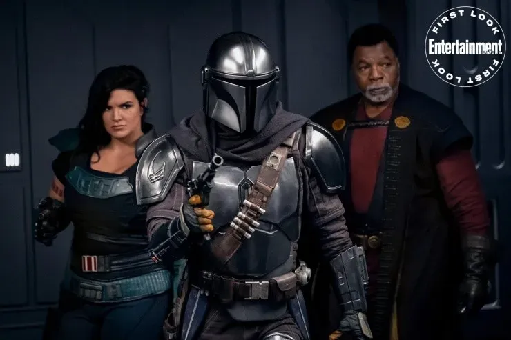 “Mando” () flanqueado por “Cara Dune” (Gina Carano) y “Greef Karga” (Carl Weathers), en “The Mandalorian”.
