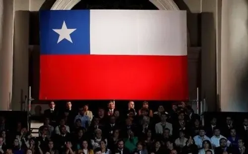 En el caso de ser usada la bandera de manera horizontal o diagonal, el azul y la estrella también debe ir en la parte superior izquierda. | Foto: Agencia Uno.