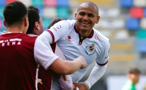 Chupete Suazo volvió al gol en Primera División