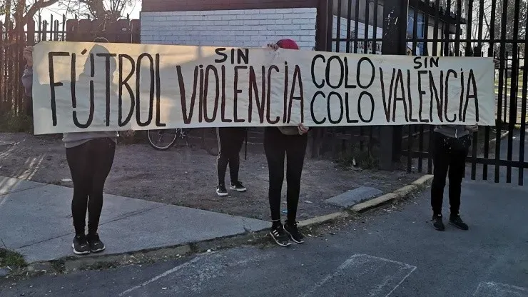 Hinchas de Colo Colo piden salida de Leonardo Valencia