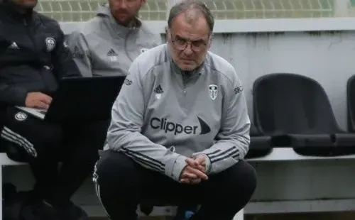 Marcelo Bielsa firmó un contrato por un año más como DT del Leeds United.