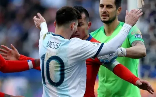 En aquella ocasión, Messi quiso cancherear a Medel, pero el chileno no se achicó y por poco se van a las manos. Foto: Getty Images