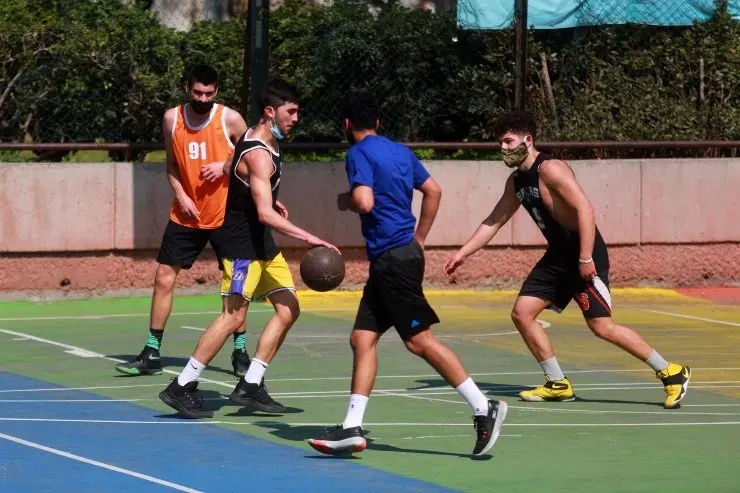 Paulatinamente está regresando la actividad deportiva en nuestro país en tiempos de pandemia. Con los respectivos cuidados, se pueden desarrollar varios deportes según los cuidados que entregan los especialistas de Clínica MEDS. | Foto: Agencia Uno.