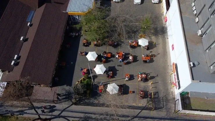Providencia es una de las comunas que se encuentran en fase 3, el que permite la atención de locales comerciales con ciertas medidas sanitarias, como los restaurantes que deben atender en terrazas. | Foto: Agencia Uno.