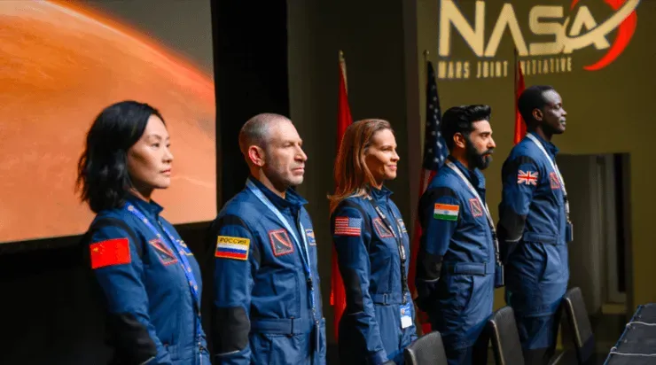 El equipo de astronautas de “Lejos”.