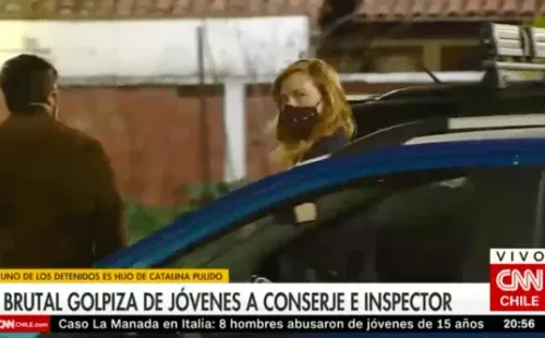 Catalina Pulido llegando a buscar a su hijo en una comisaría de Las Condes.