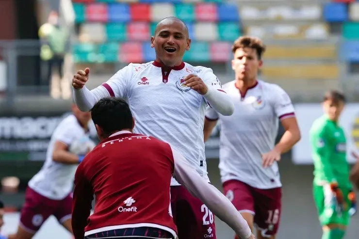 Deportes La Serena y Humberto Suazo quieren sumar de local en La Portada para salir del último lugar de la tabla de posiciones. | Foto: Agencia Uno.