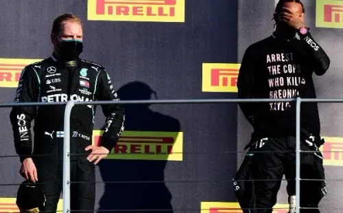 El piloto de Mercedes subió al podio con una polera pidiendo justicia por la muerte de Breonna Taylor.