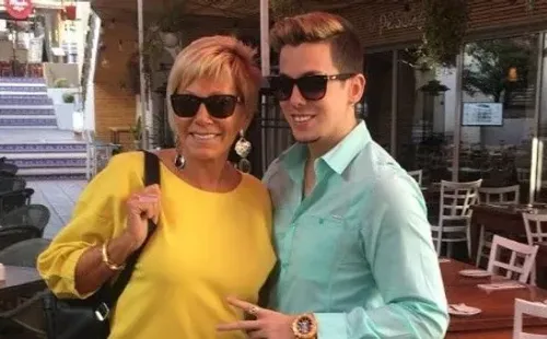 Nano Calderón posando junto a su madre, Raquel Argandoña.