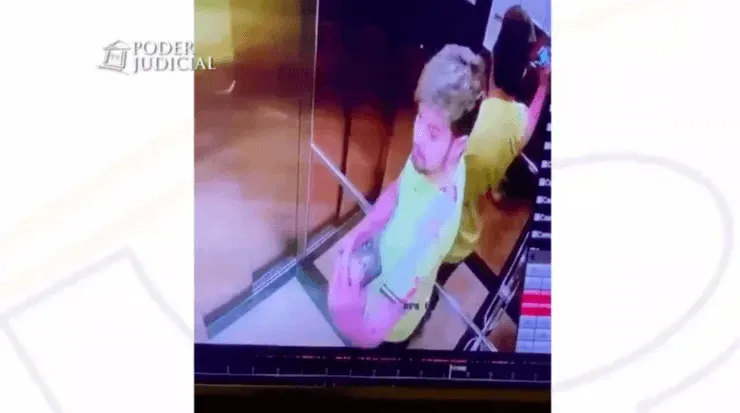 El momento en que Nano Calderón se toma una selfie con la sangre de su padre en sus brazos y polera.