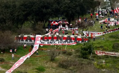 Los hinchas de Curicó en el cerro frente a Coquimbo Unido.