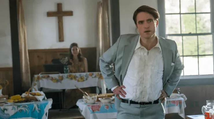 Robert Pattinson quemando todos sus cartuchos como el nuevo predicador en “El Diablo a Todas Horas”.
