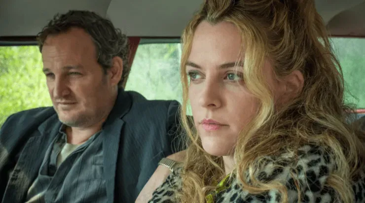 Jason Clarke y Riley Keough son asesinos en serie, en “El Diablo a Todas Horas”.