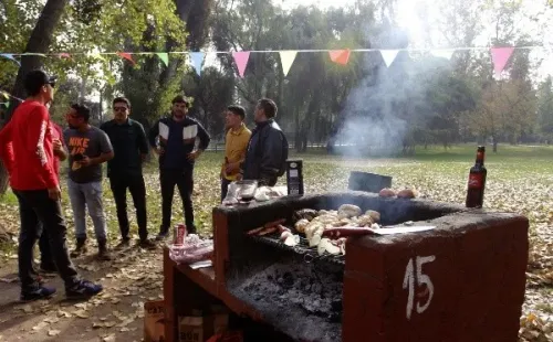 En comunas que no estén en cuarentena sí se podrán reunir (no más de 10 personas) en un espacio abierto. (Foto: Agencia UNO)