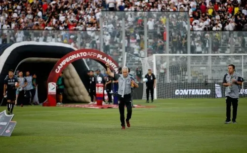 Ivo Basay ya estuvo en la banca de Colo Colo en 2011-2012, pero los malos resultados le costaron el puesto. Ahora, más maduro y con más experiencia, es el candidato de Caszely para tomar el puesto. Foto: Agencia Uno