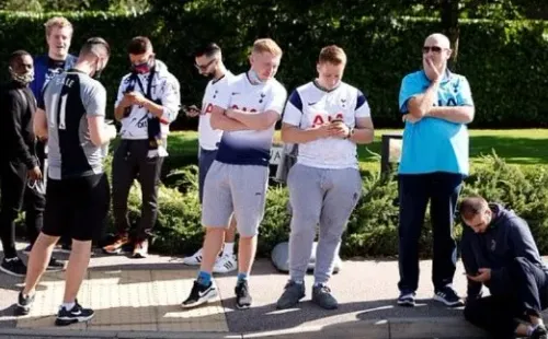 Decenas de fanáticos llegaron a las afueras del centro de entrenamiento de los Spurs para intentar captar la llegada de Bale.