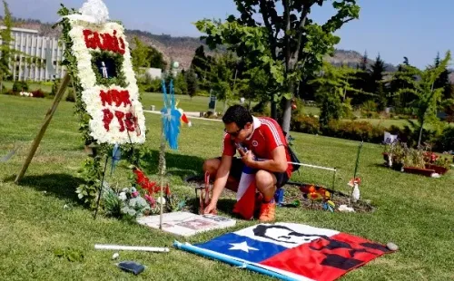 Hinchas recuerdan a Eduardo Bonvallet, quien partió un 18 de septiembre. Foto: Agencia Uno