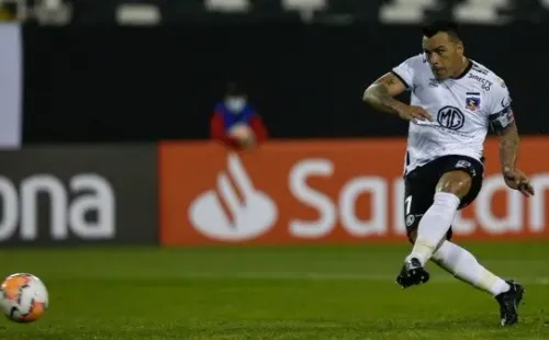 Con su gol a Peñarol en Copa Libertadores, Esteban Paredes llegó a 197 vistiendo la camiseta de Colo Colo y se puso a 11 del récord de Carlos Caszely. Foto: Getty Images