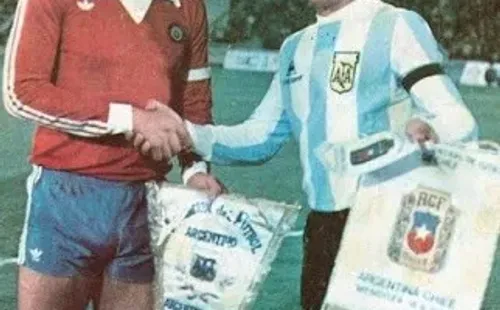 Elías Figueroa y Daniel Passarella, los capitanes de ese amistoso (Estadio)