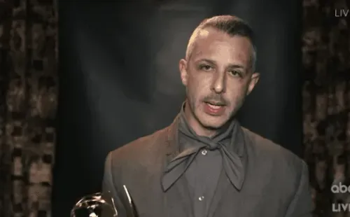 Jeremy Strong recibiendo su premio por Mejor Actor de serie drama por 'Succesion'