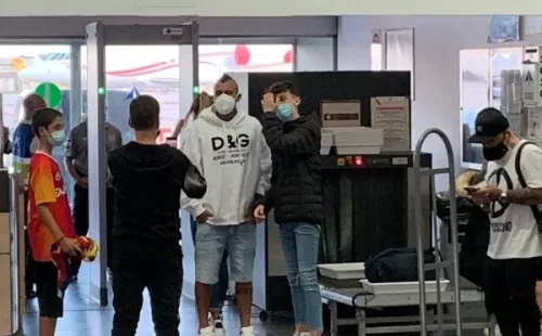Hinchas se toman fotos con Arturo Vidal en el aeropuerto de Barcelona. Foto: Twitter