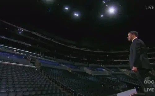 Jimmy Kimmel en el escenario vacío.