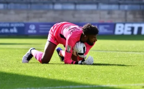 El chileno y el Leyton Orient deben enfrentar a los Spurs de Mourinho este martes por la Carabao Cup.