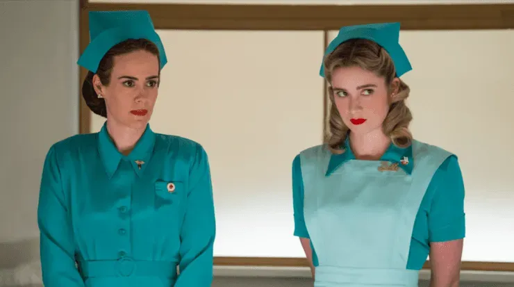 La enfermera Ratched (Sarah Paulson) junto a su compañera Dolly (Alice Englert).