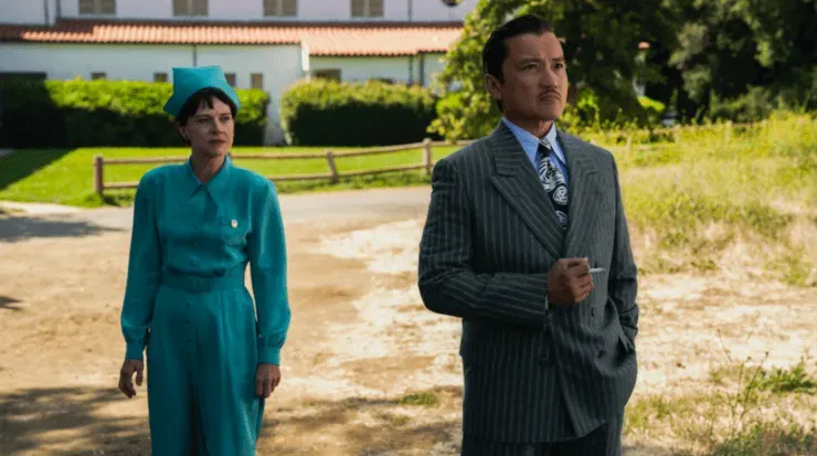 La enfermera Bucket (Judy Davis) intenta entender lo que planea el doctor Richard Hanover (Jon Jon Briones), en “Ratched”.