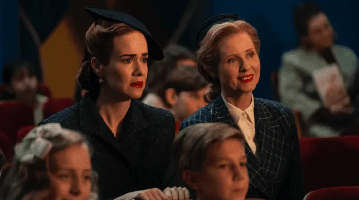 La enfermera Ratched (Sarah Paulson) descubrirá que puede entablar una cercana relación con la jefa de prensa del gobernador,Gwendolyn Briggs (Cynthia Nixon).