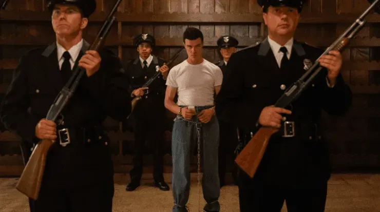 Edmund Tolleson, al centro, el asesino en masa interpretado porFinn Wittrock, en “Ratched”.