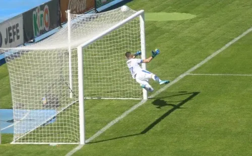 Ramón Fernández encajó un tremendo tiro libre ante Universidad de Concepción. Foto: Agencia Uno