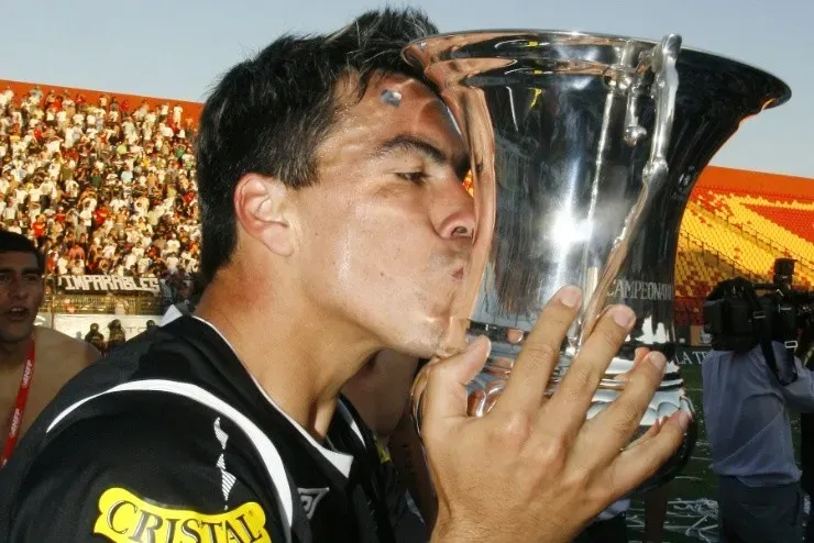 Esteban Paredes besando el trofeo del Campeonato Nacional en el 2009.