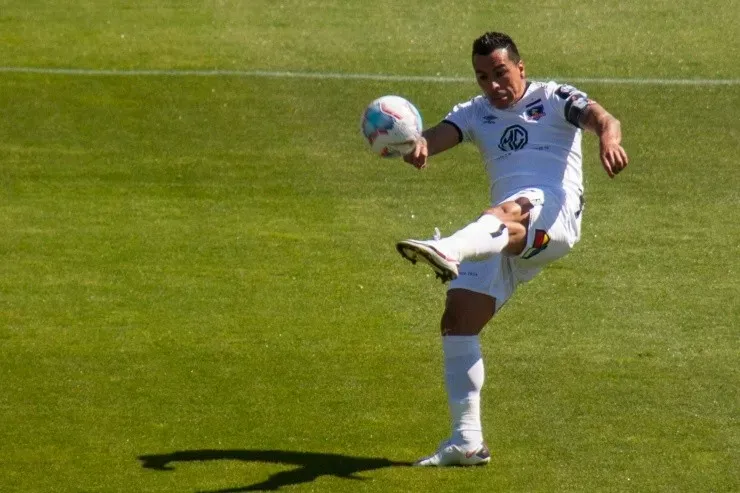 El padre de Esteban Paredes quería que su hijo estudiara, que fuese alguien. La educación debía ser su herramienta para tener una mejor vida. Ni en sueños sería futbolista.