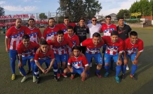 Esteban Paredes junto al Franja Juvenil, el club de barrio de Cerro Navia donde comenzó su carrera. | Foto: Cedida.
