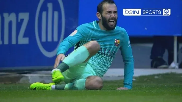 Una desgraciada acción provocó una luxación del tobillo derecho aAleix Vidal, durante el partido ante el Alavés. | Foto: Getty Images/Bein Sports.