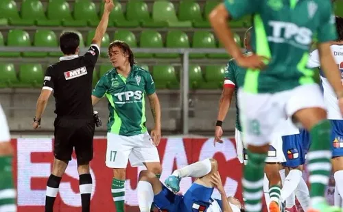 Una de las imágenes que dio la vuelta al mundo. Pol expulsado y Biskupovic en el suelo gritando de dolor. | Foto: Agencia Uno.