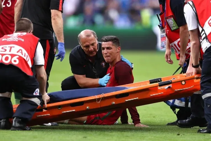 El momento de la lesión de Cristiano Ronaldo en la final de la Eurocopa 2016 ante Francia. | Foto: Getty Images.