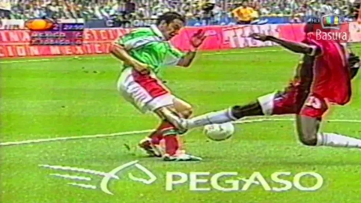 El instante de la lesión quedó grabado en la memoria de los mexicanos en la transmisión televisiva. | Foto: Captura Televisa.