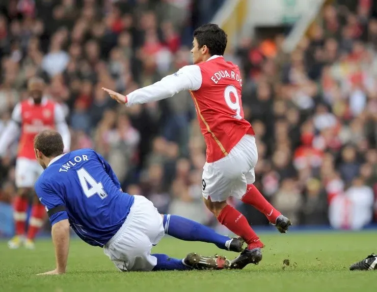 “Fue tan grave que podía haber perdido la pierna”, dijo tiempo después Eduardo da Silva sobre la lesión.