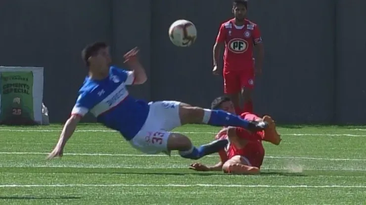 Matías Laba entró con mucha fuerza sobre la pierna derecha de Francisco Silva, el que terminó con fractura de tibia y peroné. | Foto: Captura CDF.