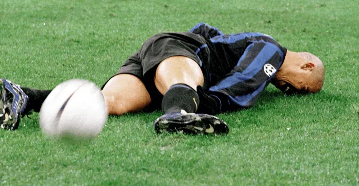 En un partido entre Inter y Lazio por la final de la Copa Italia, Ronaldo Nazário recayó de una grave lesión de rodilla a los siete minutos de reaparecer. Un golpe para el fútbol y para el brasileño. | Foto: Archivo.