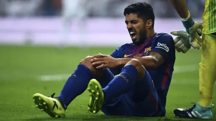 El instante de la lesión de Luis Suárez en la final de la Supercopa ante Real Madrid. | Foto: Getty Images.