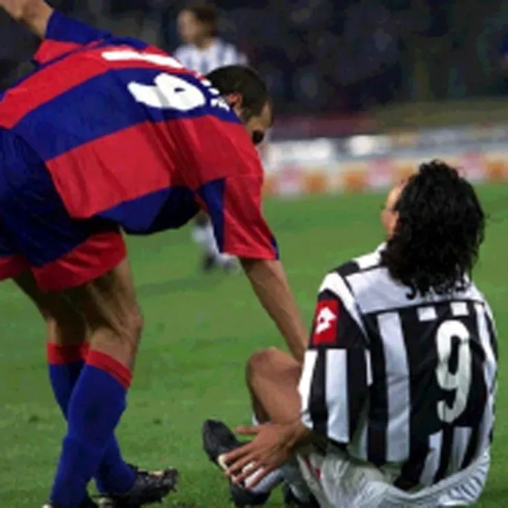 Era octubre de 2001, cuando en un partido ante Bologna, en una disputa del balón con el defensor rivalGiulio Falcone, Marcelo Salas se rompe los ligamentos.