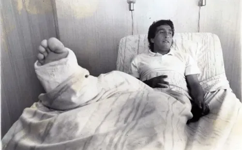 Mario Lepe convalece en una habitación tras ser operado de una lesión en su pierna. | Foto: Fortín Mapocho.