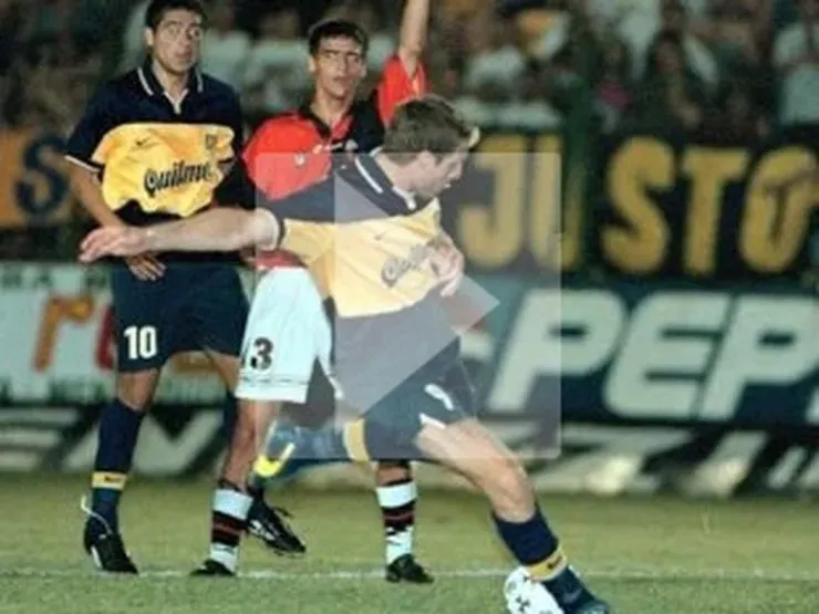 El 13 de noviembre de 1999, Martín Palermo anotó un gol con los ligamentos de la rodilla rota, el número 100 del profesionalismo. | Foto: Archivo.