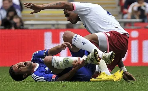 Una fuerte entrada deKevin Prince Boateng dejó al volante de la Selección alemana fuera de Sudáfrica 2010.