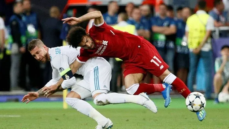 Sergio Ramos agarró del brazo a Salah mientras ambos luchaban por el control del balón durante la final de la Champions League del 2018. | Foto: Getty Images.