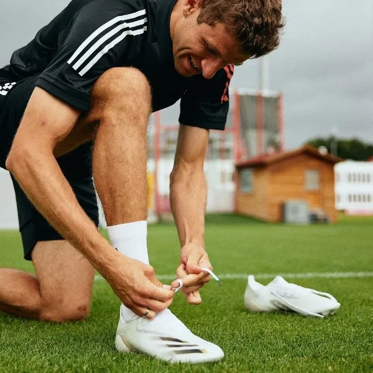 Thomas Müller también es uno de los jugadores que utiliza el nuevo X-Ghosted de adidas, y así lo demuestra. | Foto: adidas.